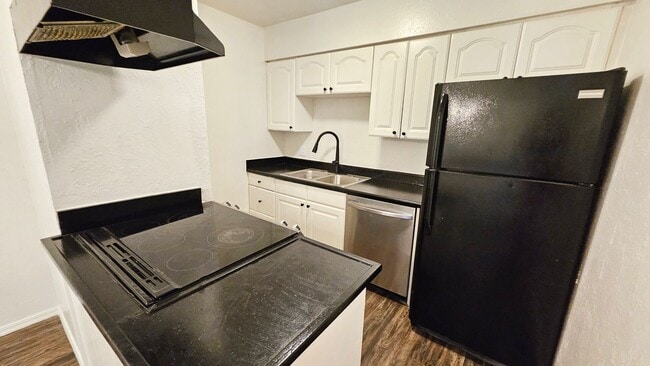 Building Photo - Updated Charming 2 Bed Condo