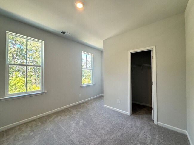 Building Photo - Beautiful 4-Bed Home in Limehouse Village ...