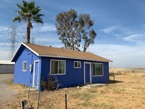 Building Photo - Two Bedroom Country Cottage Available in Tracy!