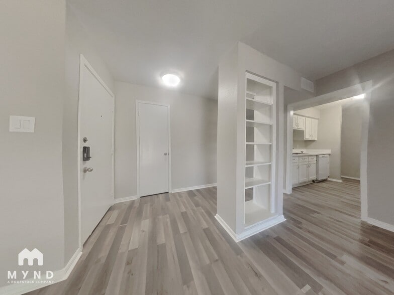 Building Photo - 5625 Antoine Dr