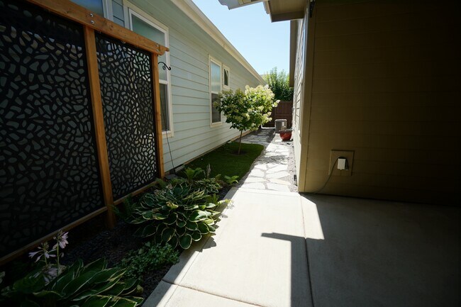 Building Photo - 407 W Pavilion Ln