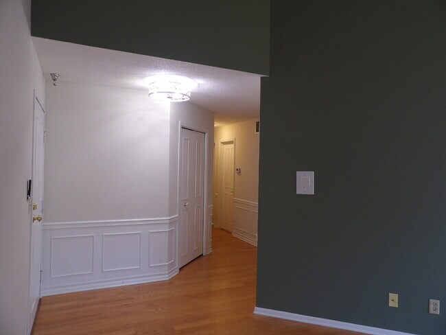Building Photo - 2 Bed | 2 Bath Third Floor Condo