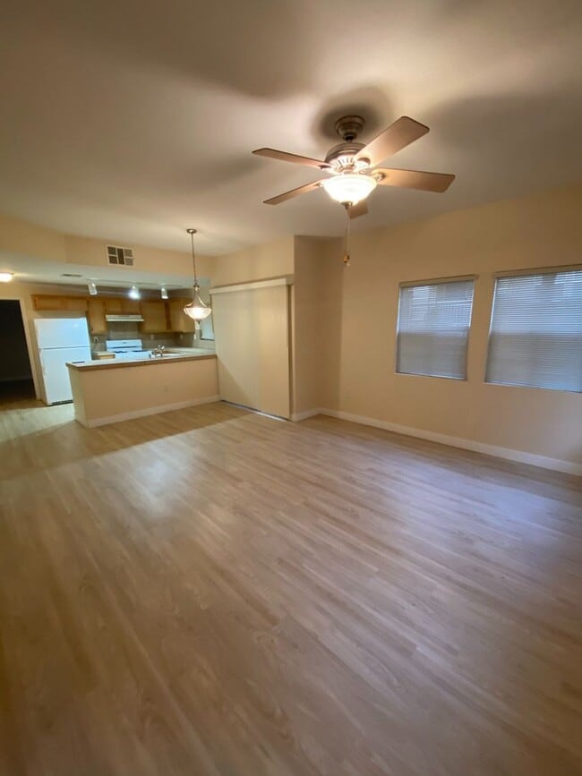 Building Photo - NW Near Majestic Park. 1ST FLOOR 2 BED, 2 ...