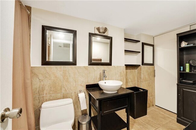 Building Photo - 3140 S Ocean Dr