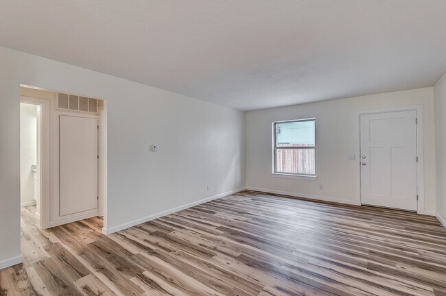 Building Photo - 214 W Maple Ave
