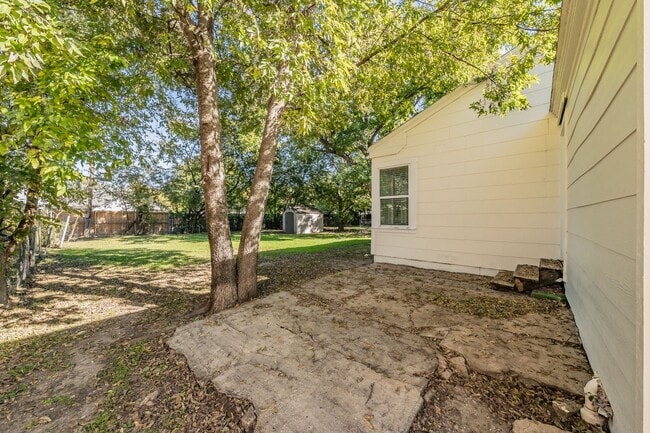Building Photo - Cute two-bedroom, one-bath home in the hea...