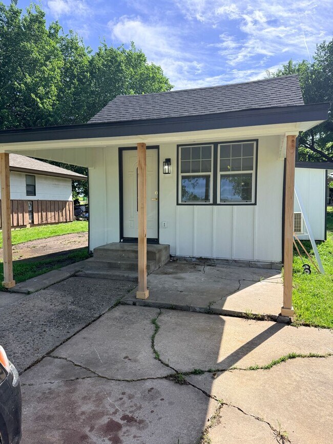 Building Photo - Cute 2 bedroom home in Prague!