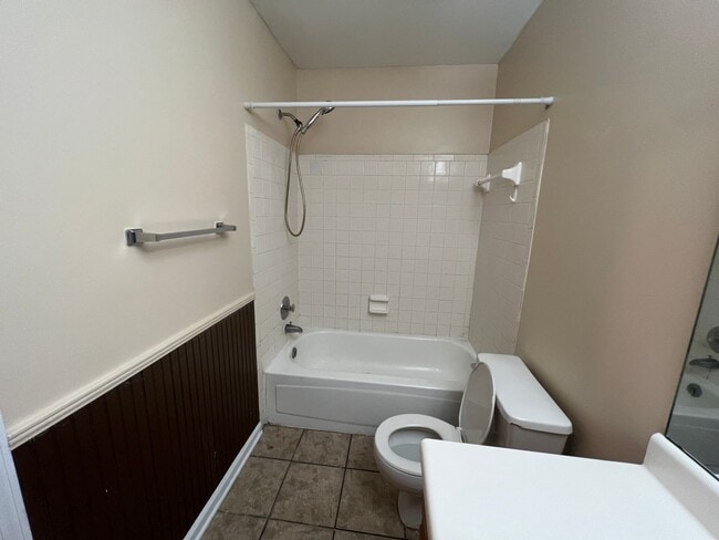 Building Photo - Cute 2 bedroom 2 bathroom townhome close t...