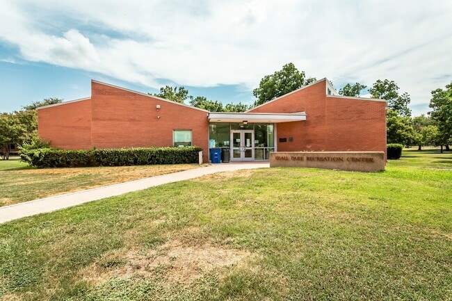 Building Photo - 1502 Villars St