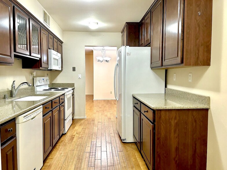 Building Photo - 1818 E Shorewood Blvd