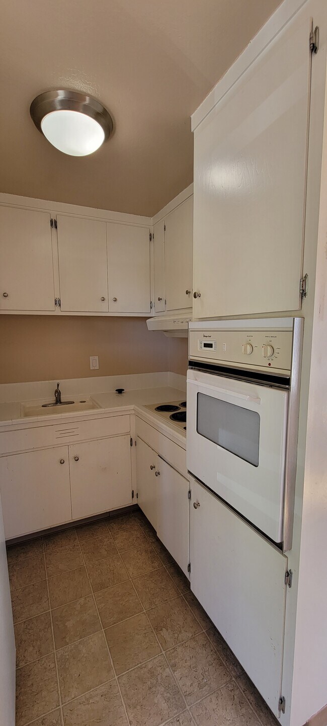 Primary Photo - Addison St Apartments