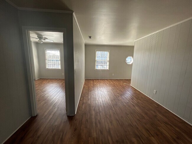 Building Photo - 602 Front St