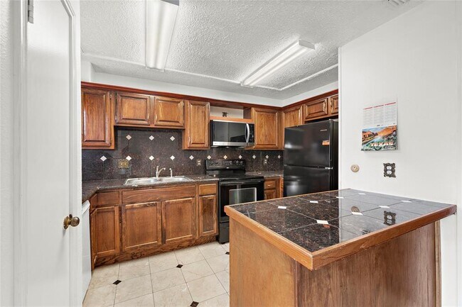 Building Photo - 9308 Westwood Village Dr