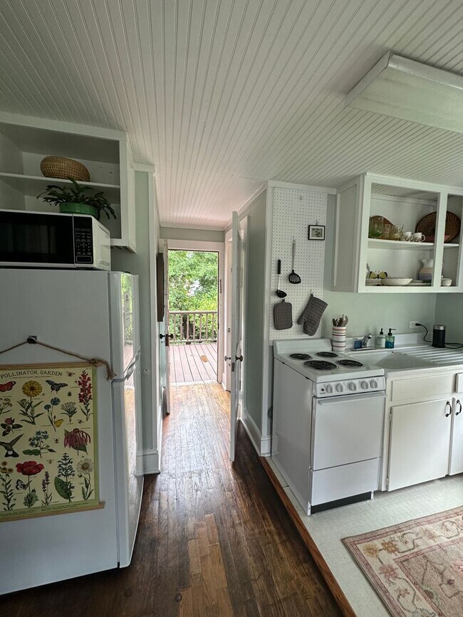 Building Photo - One Bedroom Garage Apartment in 5 Points!!