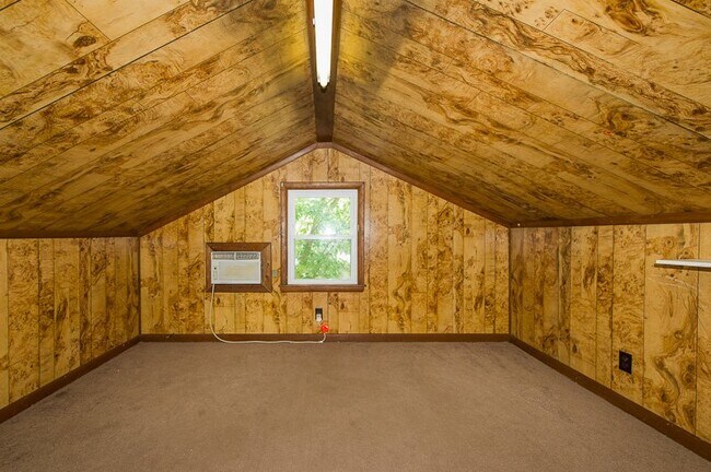 Building Photo - Special: 3 bedroom, 1 bath house $300 off for a lease starting 3/1/26 or sooner