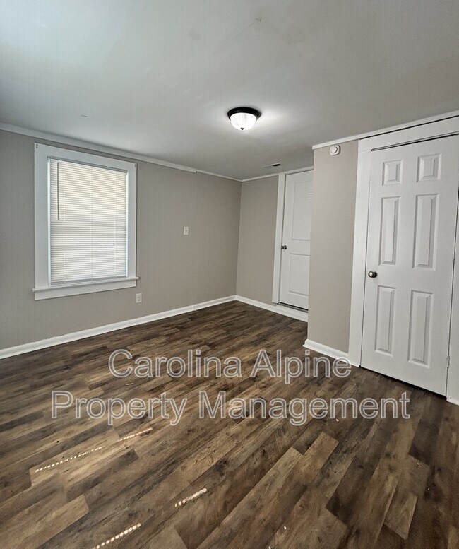Building Photo - 604 W Elm St