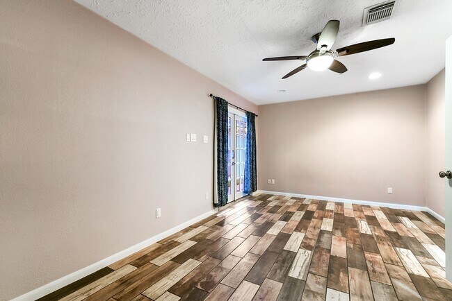 Building Photo - 215 Gentilly Dr