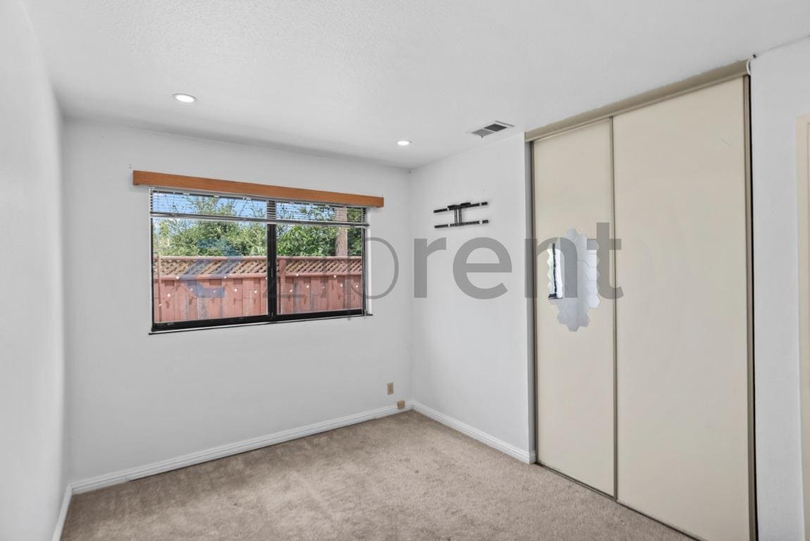 Building Photo - Unit