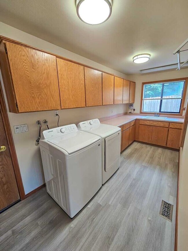 Building Photo - Spaceous newly remodeled 5 bedroom 3 bath ...