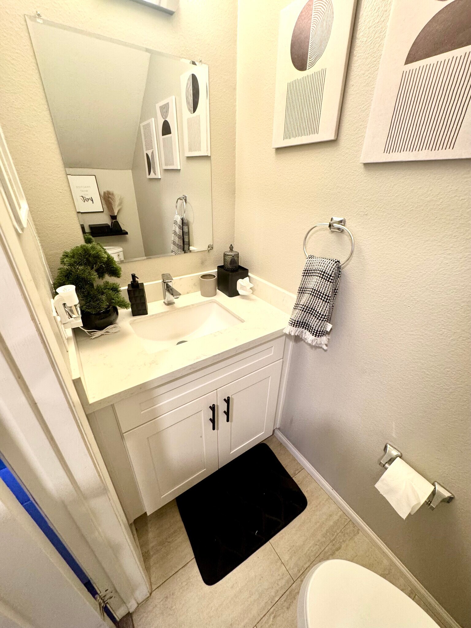 Building Photo - 1151 W Badillo St