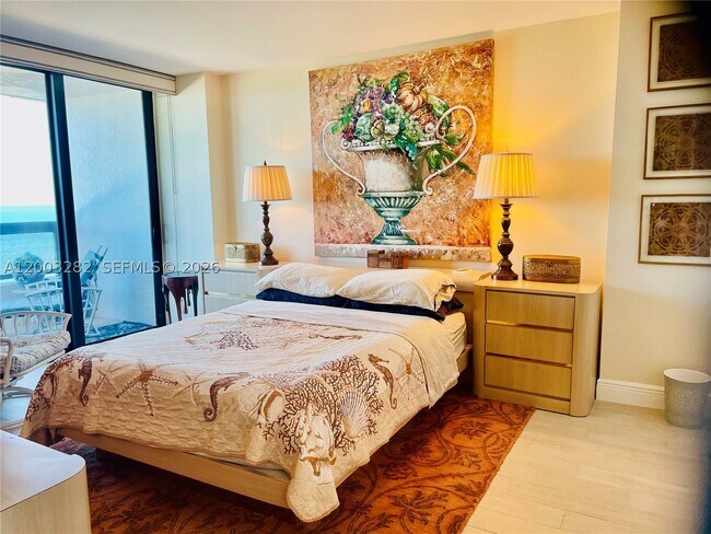 Building Photo - 2555 Collins Ave