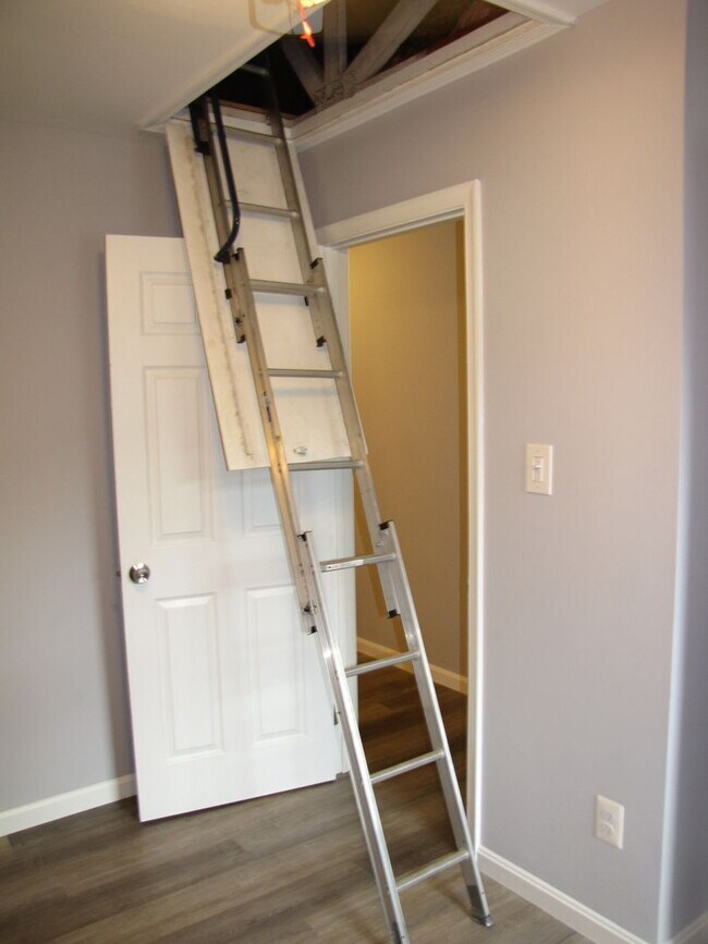 Building Photo - Beautifully updated brick end-unit townhou...