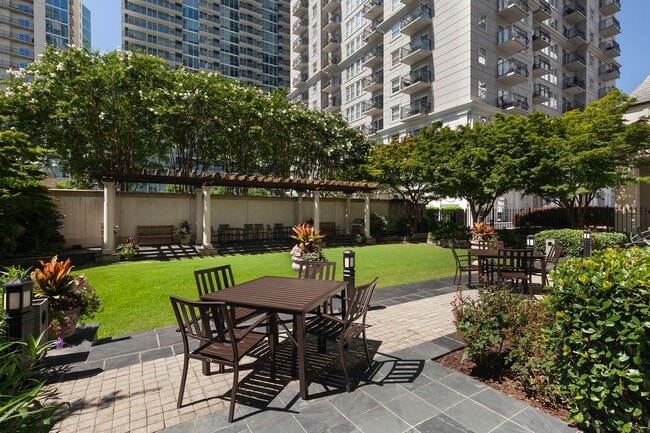 Building Photo - Beautiful 2bd/2ba Condo 1/2 Block from Piedmont Park and 17th Floor View!!