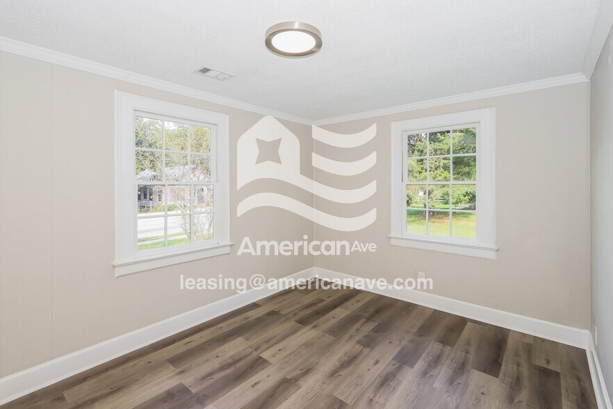 Building Photo - 1580 Burton Ave