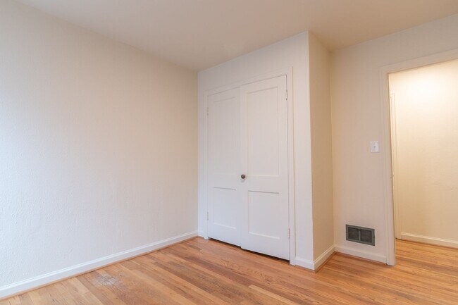 Building Photo - 5412-5420-5420 NE 9th Ave