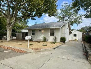 Building Photo - Beautiful Fully Updated 2 Bedroom 2 Bathro...
