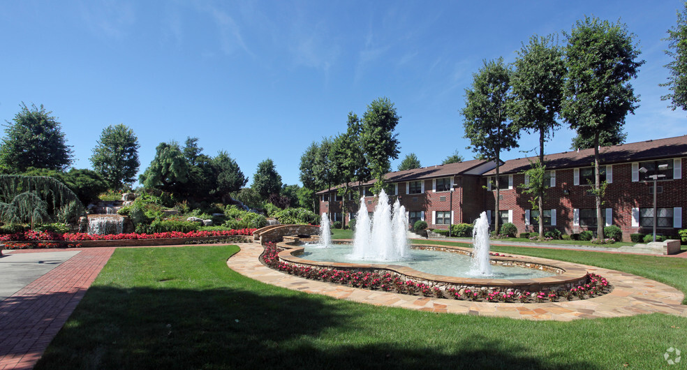 Outdoor Common Space - Kings Park Manor Apartments