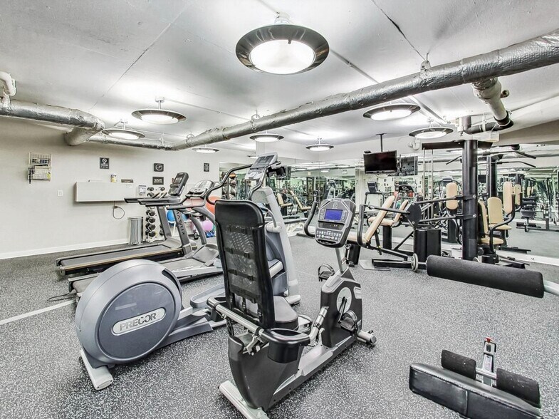 Building Photo - 1516 N State Pky