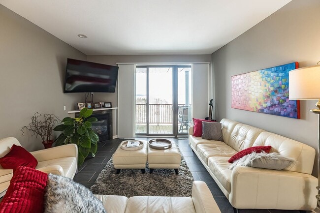 Building Photo - Gorgeous 3 Bedrooms 2 Bath Condo Lake View...