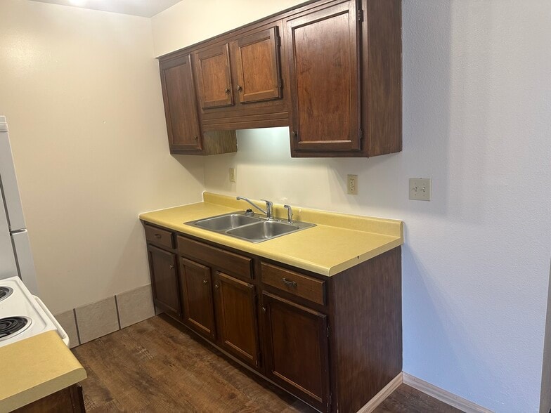 Building Photo - 1033 Lakeshore Dr