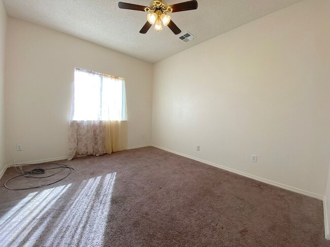 Building Photo - East El Paso 4 bed Refirg A/C
