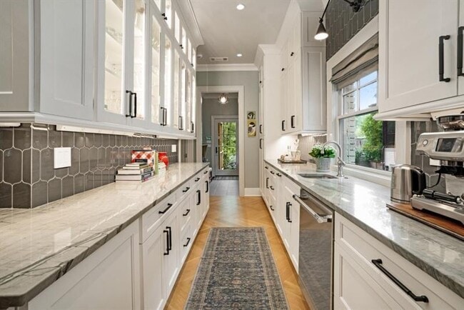 Building Photo - 407 8th St NE