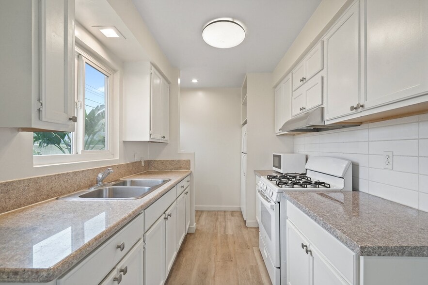 Building Photo - 5943 Carlton Way