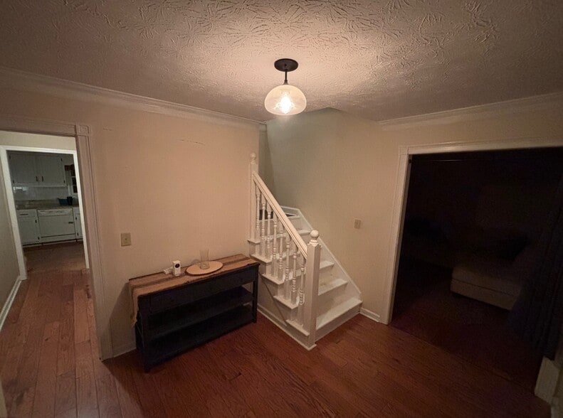 Foyer Entry - 420 Cardigan Cir SW