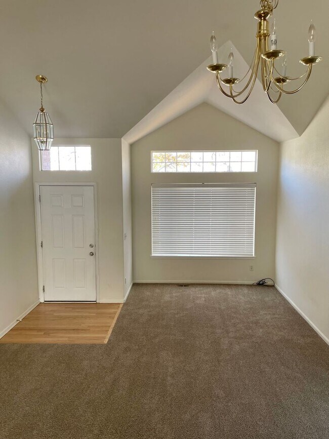 Building Photo - Spacious & Bright 3 Bedroom Home in East L...