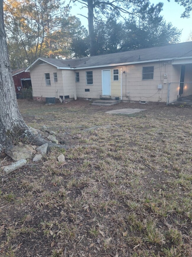 Building Photo - 665 Heather Ln