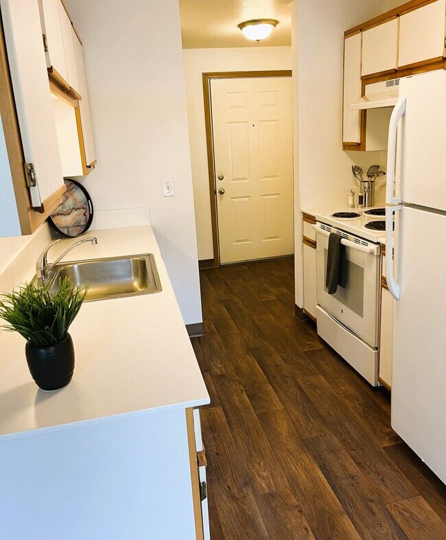 Building Photo - Amazing Top Floor 1 bedroom Apartment In L...