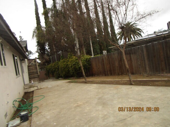 Building Photo - East Bakersfield Ready to Move In House wi...