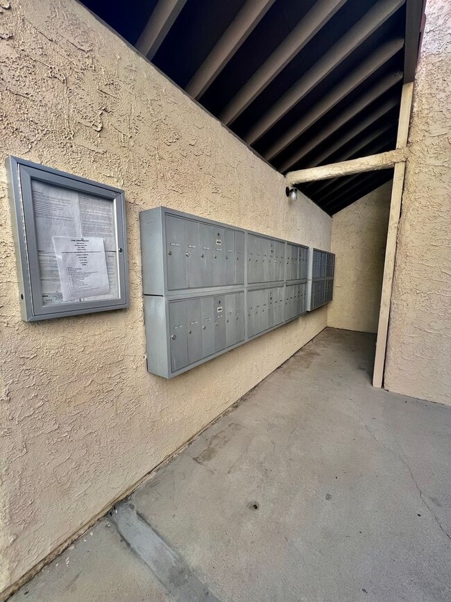 Building Photo - Georgous Calabasas Condo