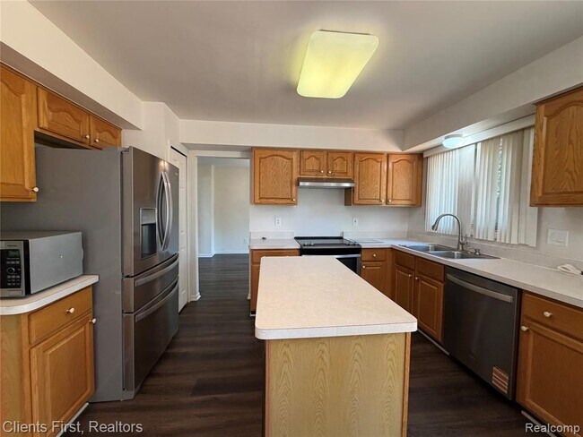 Building Photo - 7043 Foxridge Dr