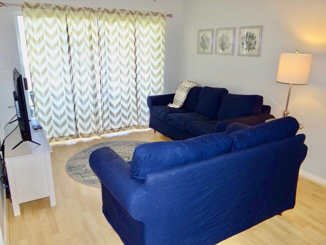 Building Photo - Seasonal Rental Available 11/25/24-4/30/25...