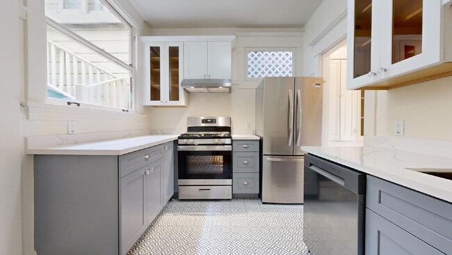 Building Photo - Charming 2BR/1BA in Cole Valley – Garage Parking, In-Unit Laundry & Private Backyard