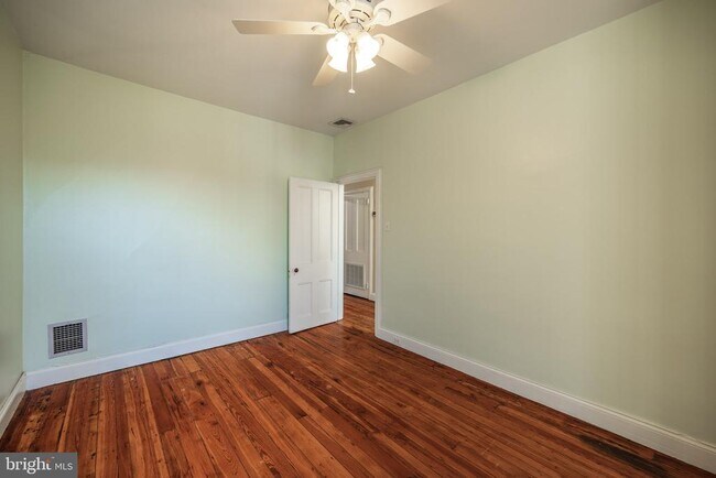 Building Photo - 206 S 43rd St