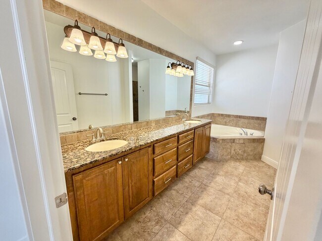Building Photo - 988 E Silver Falls Dr