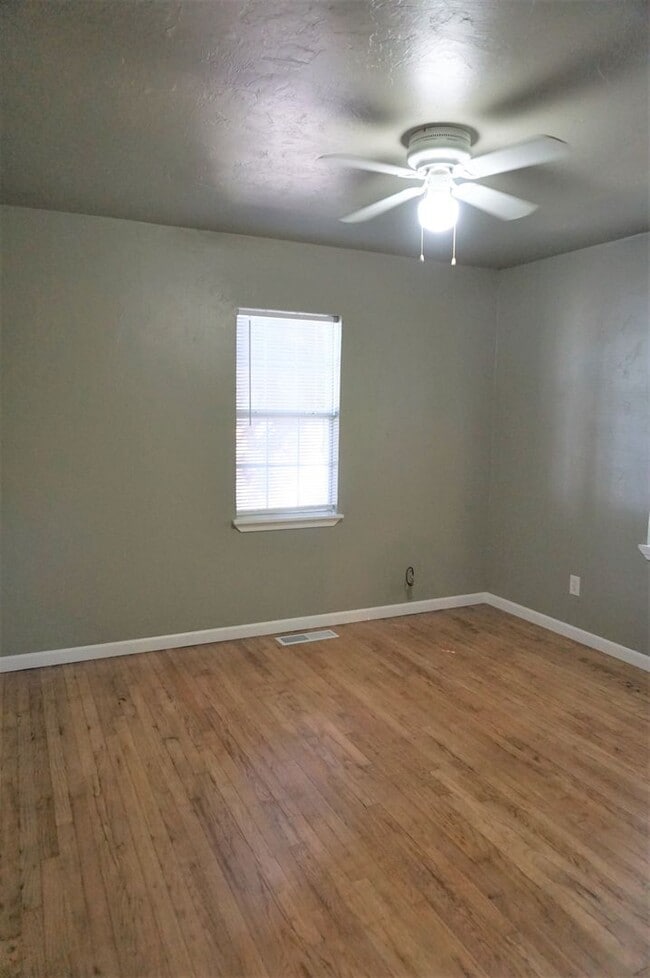 Building Photo - 2 Bed 1 Bath 1 Car Garage in the Village R...