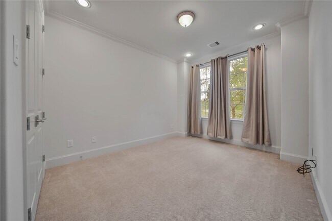 Building Photo - 42 Wooded Park Pl